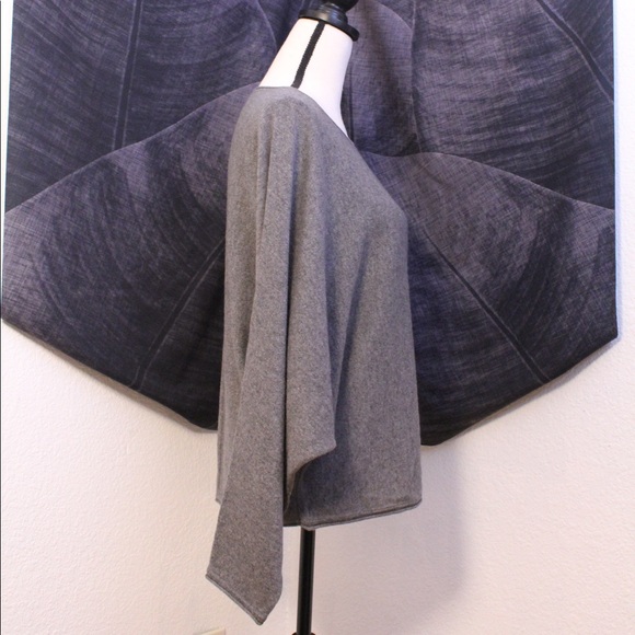 BCBG | 100% Cashmere | Batwing Sweater | Small - Picture 4 of 12